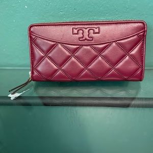 LEATHER ZIP CONTINENTAL WALLET .